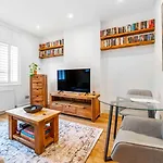 Immaculate Apartment With Garden-30 Mins To London