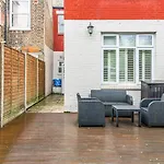 Immaculate Apartment With Garden-30 Mins To London