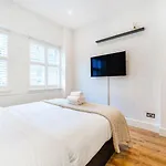 Immaculate Apartment With Garden-30 Mins To London
