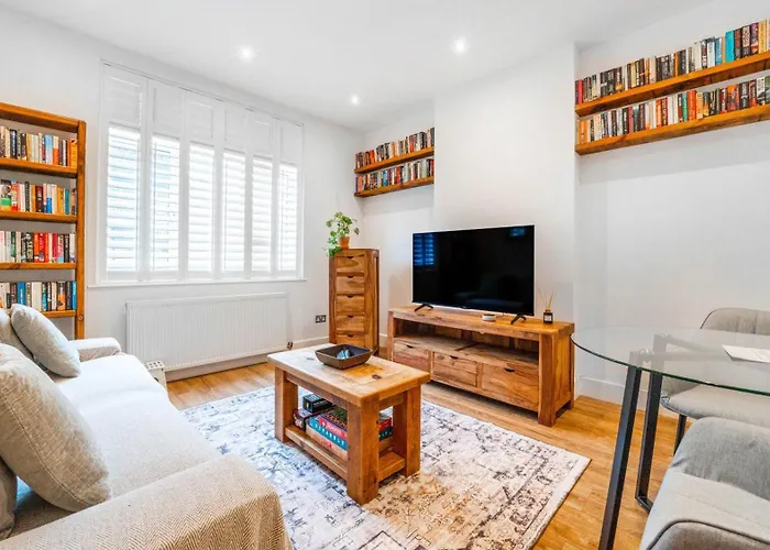 Immaculate Apartment With Garden-30 Mins To London